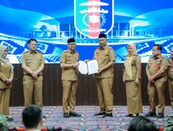 Gubernur Mirza Serahkan SK Mendagri, I Komang Koheri Resmi Jadi Plt Bupati Lampung Tengah