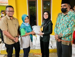 Bupati Nanda Indira Salurkan Bantuan Pangan Beras untuk 282 KK di Sidodadi